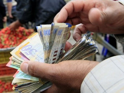 Photo of Palestinians line up for dwindling cash in Gaza