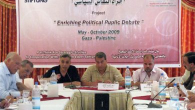 صورة جلسة حوارية بغزة لمناقشة فرص السلام مع الحكومة الإسرائيلية الجديدة وأثر التمويل الدولي على الفلسطينيين
