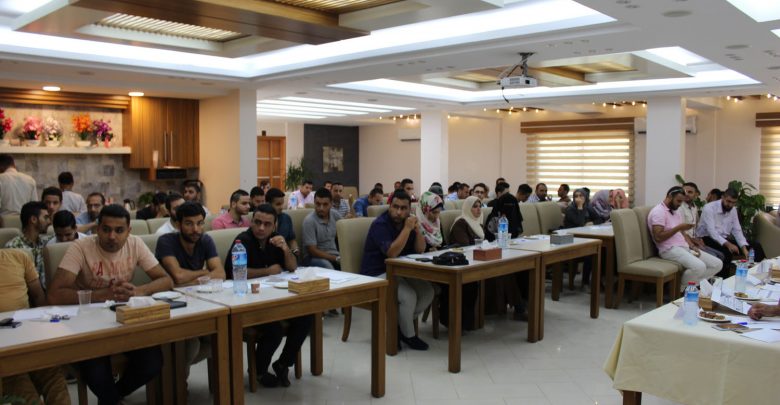 صورة يوماً دراسياً حول مدى ملاءمة البرامج الدراسية بجامعات غزة لسوق العمل