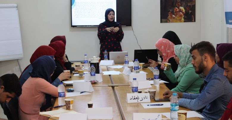 صورة محاضرة بعنوان المشاركة السياسية للشباب والمرأة بفلسطين وآليات تعزيزها