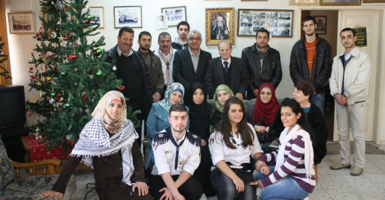 صورة الملتقى الشبابي للتسامح يقدم شجرة الميلاد للكنيسة الأرثوذكسية العربية بغزة