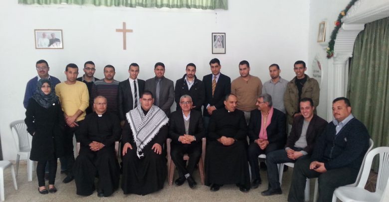 صورة تضامن إسلامي واستنكار شعبي للاعتداء الفردي على كنيسة “دير اللاتين” بغزة